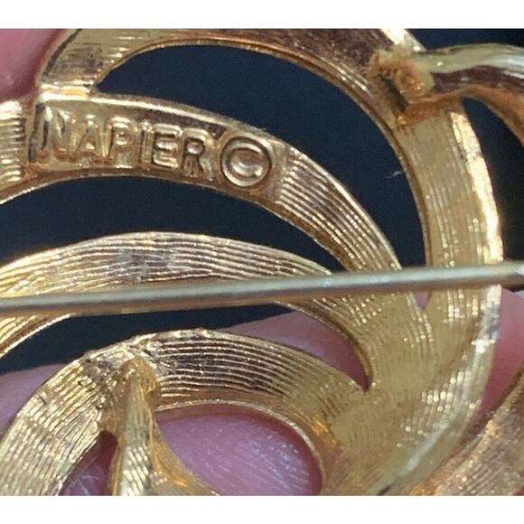 Vintage NAPIER Gold Tone Openwork Swirl Fashion Brooch Signed - Picture 5 of 5